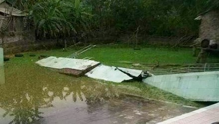 Sập tường bể bơi, bé trai tử vong
